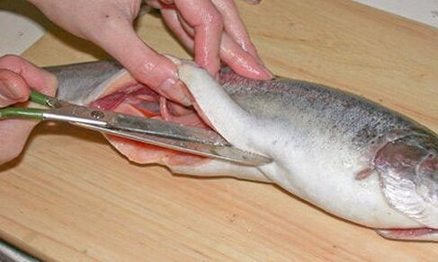 Cortar coidadosamente o peixe nunha táboa de cortar persoal protexe contra infestacións parasitarias