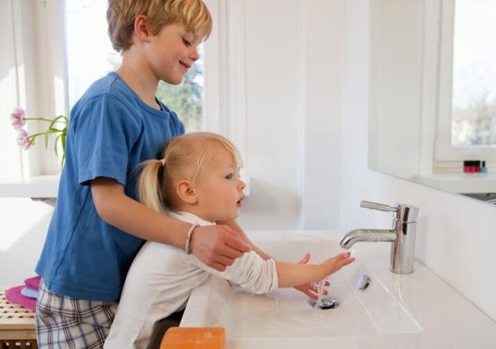 O neno debe ser introducido nas normas de hixiene persoal desde cedo. 